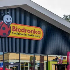 Zarobki w Biedronce 2025: Pensje, premie, benefity. Czy warto?