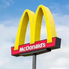 McDonald's zarobki 2025: Ile na start i po awansie?