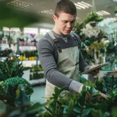 Staż: Ile godzin pracujesz? Uniknij pułapek i poznaj prawa!