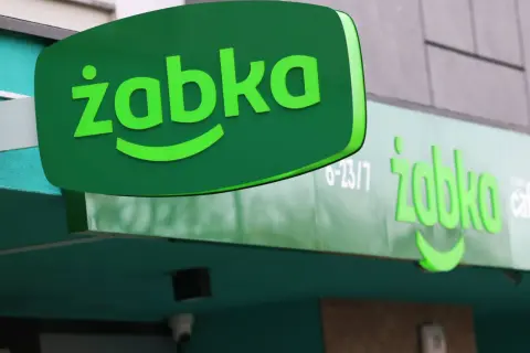 Żabka: Ile zarabia pracownik? Stawki, premie i różnice z ajentem