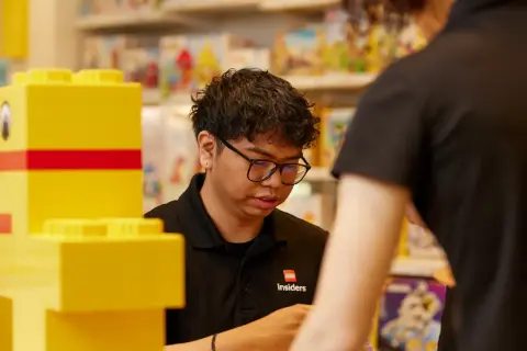 Praca w LEGO Store: Zarobki, benefity i realia Czy warto?