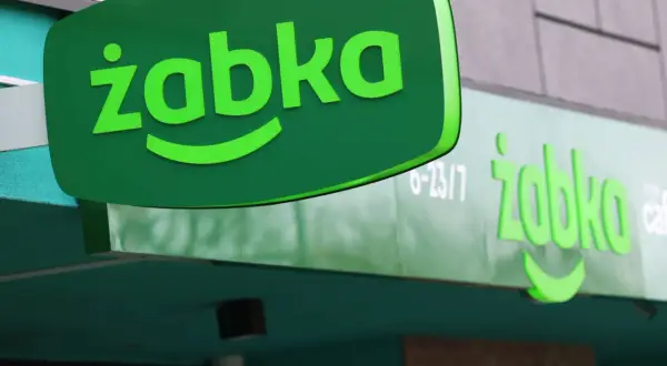 Żabka: Ile zarabia pracownik? Stawki, premie i różnice z ajentem