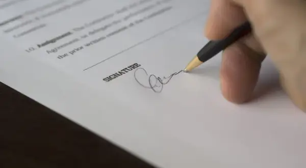 Podpis na CV: Wymóg czy mit? Rozwiewamy wątpliwości