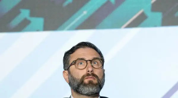 Umowa zlecenie a etat: kluczowe różnice i Twoje prawa Hubert Duda