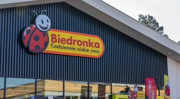 Zarobki w Biedronce 2025: Pensje, premie, benefity. Czy warto?