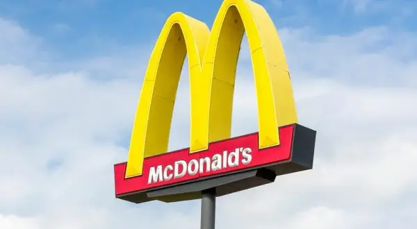McDonald's zarobki 2025: Ile na start i po awansie?
