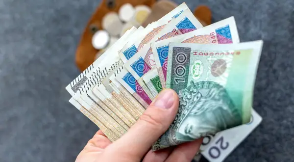 ZUS wypłaca L4 po ustaniu zatrudnienia: Kiedy dostaniesz pieniądze?