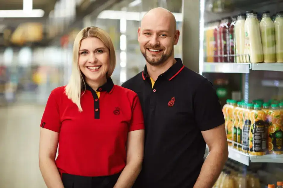 Pracownicy Biedronki korzystający z benefitów