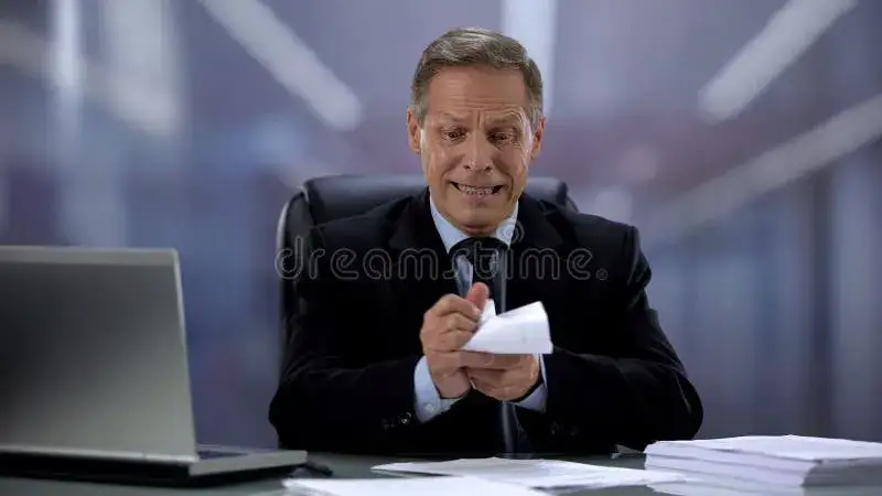 przekreślone dokumenty praca