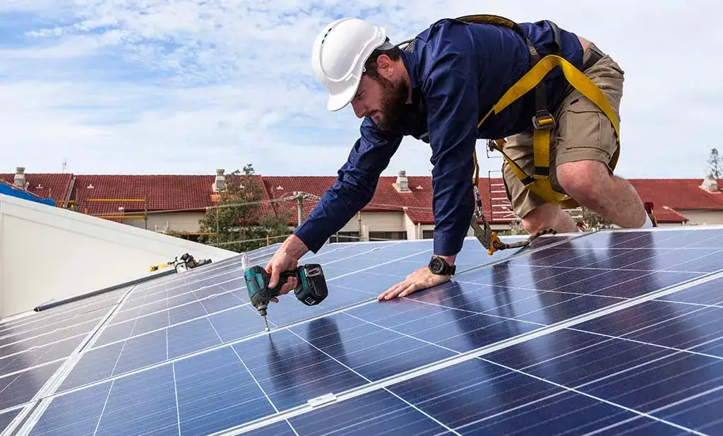 Instalator fotowoltaiki montujący panele