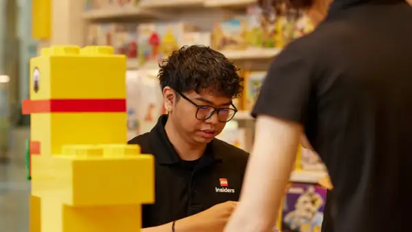 Praca w LEGO Store: Zarobki, benefity i realia Czy warto?
