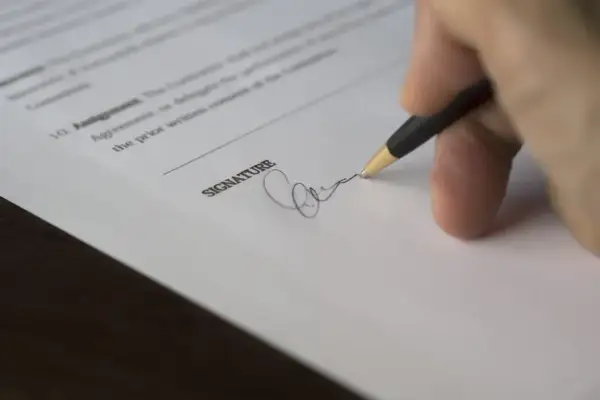 Podpis na CV: Wymóg czy mit? Rozwiewamy wątpliwości