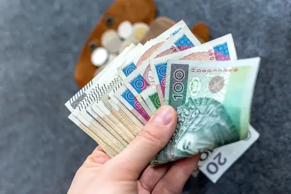 ZUS wypłaca L4 po ustaniu zatrudnienia: Kiedy dostaniesz pieniądze?